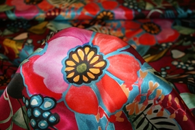 Silkesatin med farvestrålende print