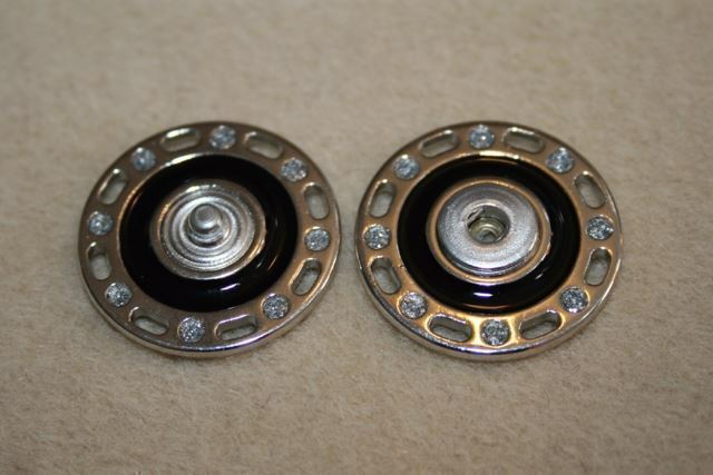 25 mm. sølvfarvet trykknap med glitter