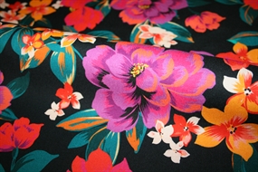 Illumina viscose twill stof med farvestrålende blomster