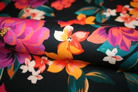 Illumina viscose twill stof med farvestrålende blomster