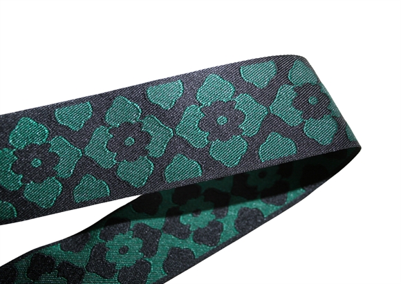 Sort/grøn jacquardvævet bånd 4 cm.