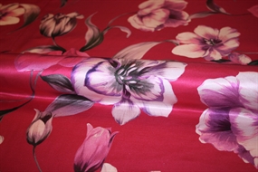 Silkesatin med blomster på magenta bund