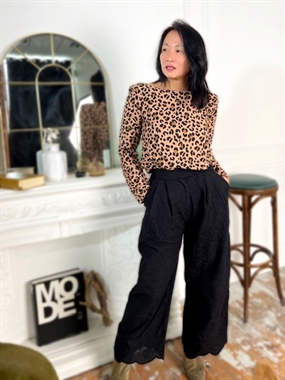 Sort broderie anglaise med tungekanter