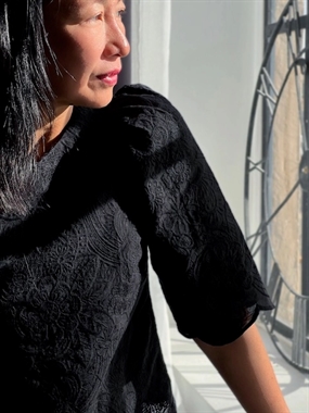 Sort broderie anglaise med tungekanter