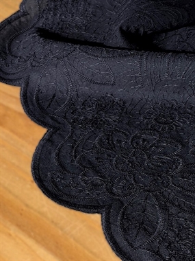 Sort broderie anglaise med tungekanter