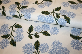 Bomulds stof med hydrangea blomster på en flødefarvet bund