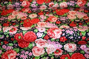 Bomuldsstof med farvestrålende blomsterprint