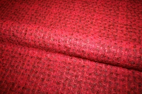 Bouclé stof i røde nuancer