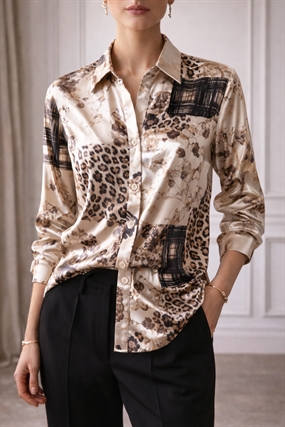 Skjortemodel I silke satin med \'patchwork\' print