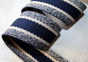 Navy og beige stribet gjordbånd 40 mm.