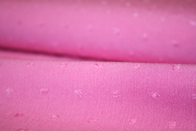 Pink viscose med indvævede prikker