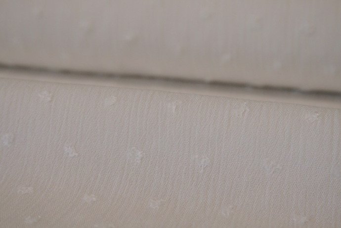 Hvid crinkled viscose med indvævede prikker