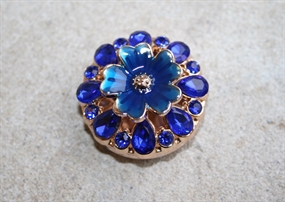 Stor blå kløver knap i guldfatning