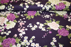 Japansk bomuldsstof fra Kokka “Wagara” med lilla og hvide pæoner, sakura-blomster og metalliske gulddetaljer på mørkelilla bund