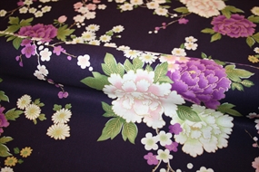 Japansk bomuldsstof fra Kokka “Wagara” med lilla og hvide pæoner, sakura-blomster og metalliske gulddetaljer på mørkelilla bund