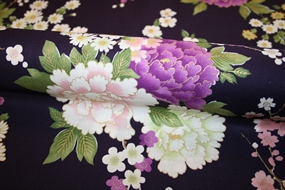 Japansk bomuldsstof fra Kokka “Wagara” med lilla og hvide pæoner, sakura-blomster og metalliske gulddetaljer på mørkelilla bund