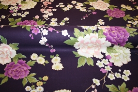 Japansk bomuldsstof fra Kokka “Wagara” med lilla og hvide pæoner, sakura-blomster og metalliske gulddetaljer på mørkelilla bund