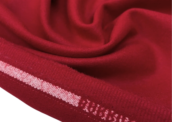 Mørkerød frakkeuld