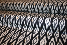 Viscose med ikat mønster og guldornamenter