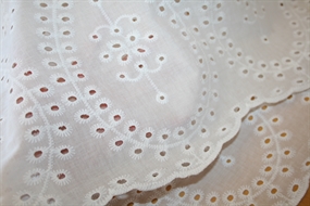 Råhvid bomuld broderie anglaise