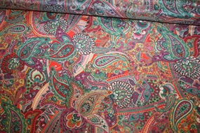 Silke -og bomuldsstof med farverigt paisleyprint