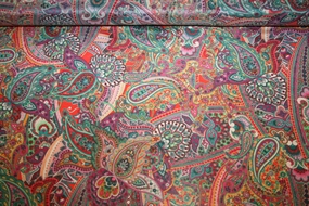 Silke -og bomuldsstof med farverigt paisleyprint