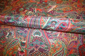 Silke -og bomuldsstof med farverigt paisleyprint