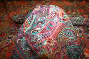 Silke -og bomuldsstof med farverigt paisleyprint