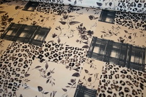 Silke satin med \'patchwork\' print