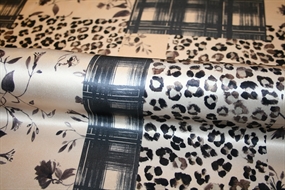 Silke satin med \'patchwork\' print