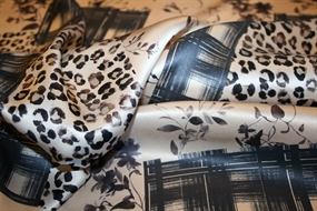 Silke satin med \'patchwork\' print