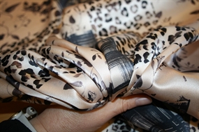 Silke satin med \'patchwork\' print