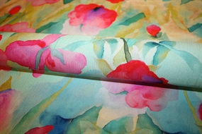 Let silke med akvarelblomstret print