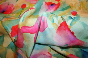 Let silke med akvarelblomstret print