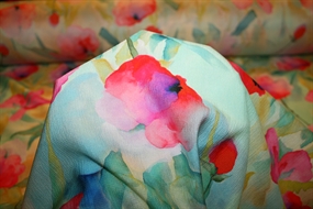 Let silke med akvarelblomstret print