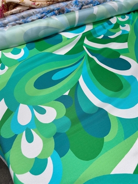 Strukturvævet silke stof med retro-inspireret print