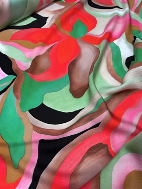 Silke med grafisk print i friske farver