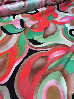 Silke med grafisk print i friske farver