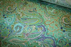 Silkestretch med paisley mønster i grøn