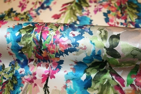 Satinvævet silke stof med blomstergrene