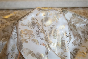 Silke satin med guldprint