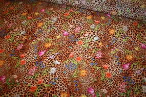 Deadstock silke med leopard -og blomsterprint