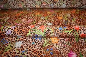 Deadstock silke med leopard -og blomsterprint