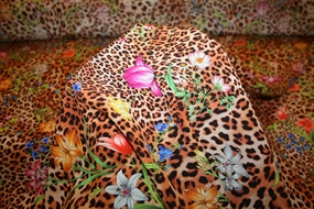 Deadstock silke med leopard -og blomsterprint