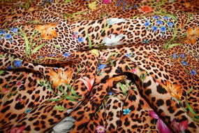 Deadstock silke med leopard -og blomsterprint