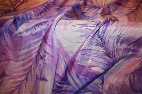 Silke satin med fjerblade i lilla nuancer