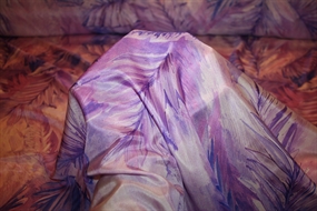 Silke satin med fjerblade i lilla nuancer