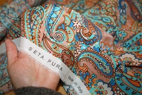 Silke crepe de chine stof med paisley print