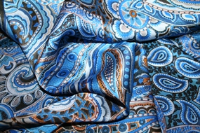 Satinvævet silke med paisley print i blå nuancer