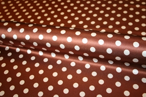 Brunt silke stof med hvide prikker